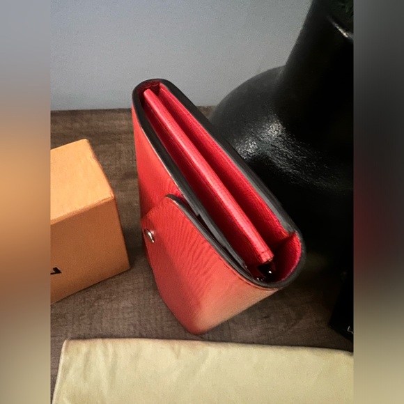 Louis Vuitton Sarah Epi Wallet (with COA) - Picture 6 of 14